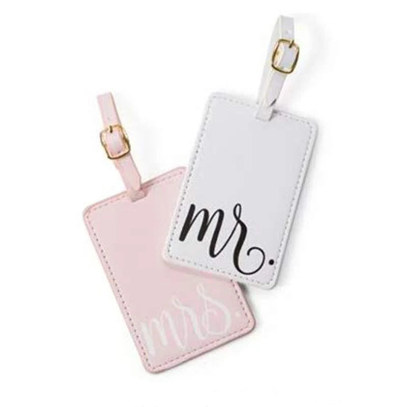 Étiquette de Bagage Brodée Mr & Mrs - Accessoire de Voyage Personnalisé, Porte-Nom et Adresse pour Valises, Pendentif Élégant VIP - La Maison Cozy