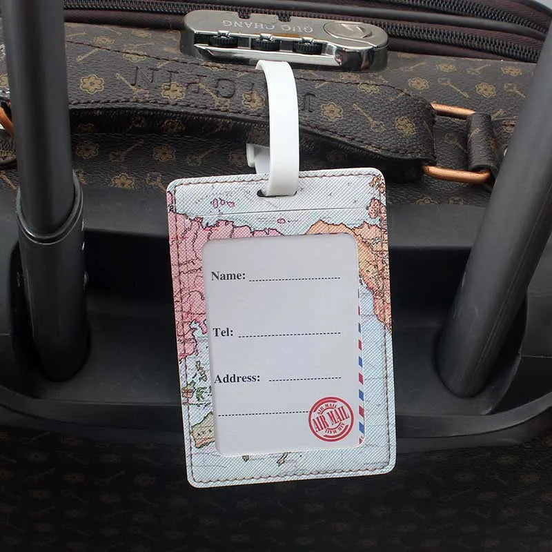 Étiquette de Bagage en PU avec Carte du Monde - Accessoire de Voyage de Haute Qualité, Porte-ID et Adresse, Étiquette Portable pour Valises - La Maison Cozy