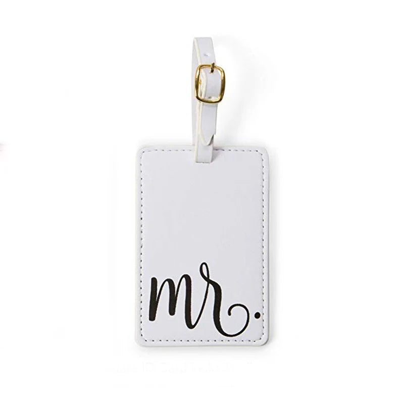 Étiquette de Bagage Brodée Mr & Mrs - Accessoire de Voyage Personnalisé, Porte-Nom et Adresse pour Valises, Pendentif Élégant VIP - La Maison Cozy