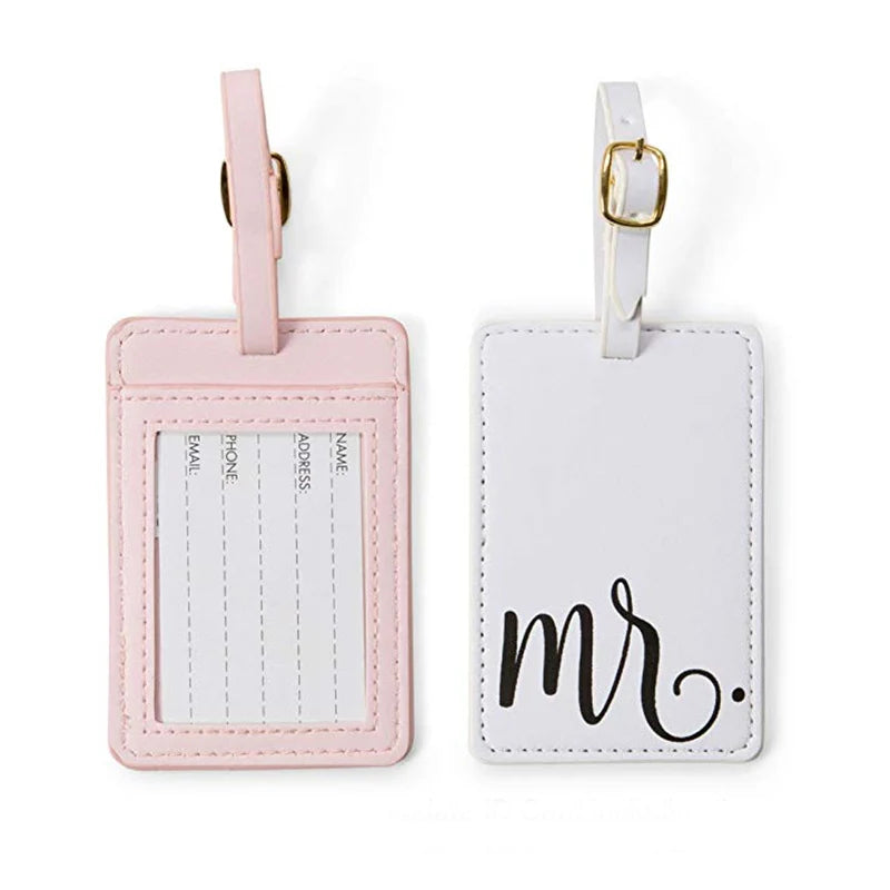 Étiquette de Bagage Brodée Mr & Mrs - Accessoire de Voyage Personnalisé, Porte-Nom et Adresse pour Valises, Pendentif Élégant VIP - La Maison Cozy