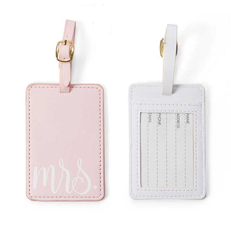 Étiquette de Bagage Brodée Mr & Mrs - Accessoire de Voyage Personnalisé, Porte-Nom et Adresse pour Valises, Pendentif Élégant VIP - La Maison Cozy