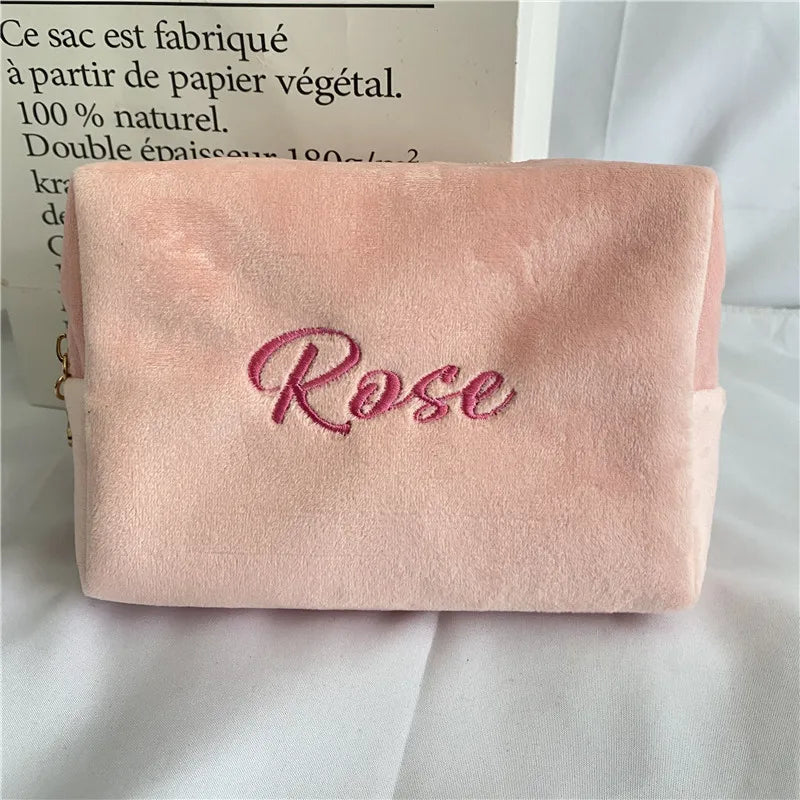 Trousse de Maquillage Personnalisée avec Broderie en Flanelle – Sac de Rangement en Velours à Grande Capacité avec Logo Personnalisé, Cadeau de Mariage ou d'Anniversaire - La Maison Cozy