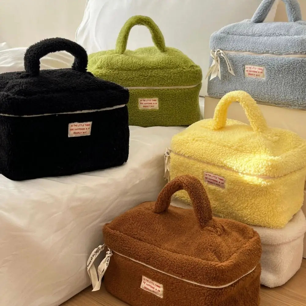 Sac à Cosmétiques en Peluche avec Fermeture Éclair - Sac de Voyage Portable et Organisateur - La Maison Cozy