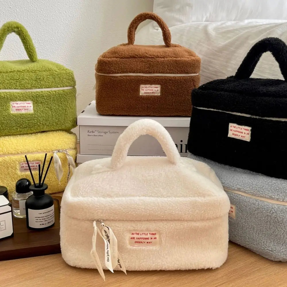 Sac à Cosmétiques en Peluche avec Fermeture Éclair - Sac de Voyage Portable et Organisateur - La Maison Cozy