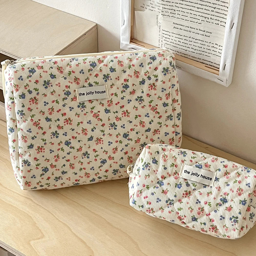 Trousse de Maquillage Fleurie Vintage - Sac en Coton Matelassé avec Fermeture Éclair, Organisateur Portable pour Voyage et Rangement - La Maison Cozy