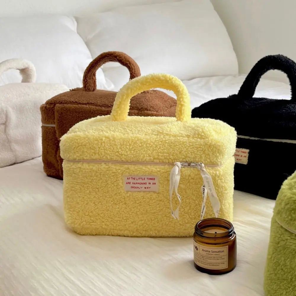 Sac à Cosmétiques en Peluche avec Fermeture Éclair - Sac de Voyage Portable et Organisateur - La Maison Cozy