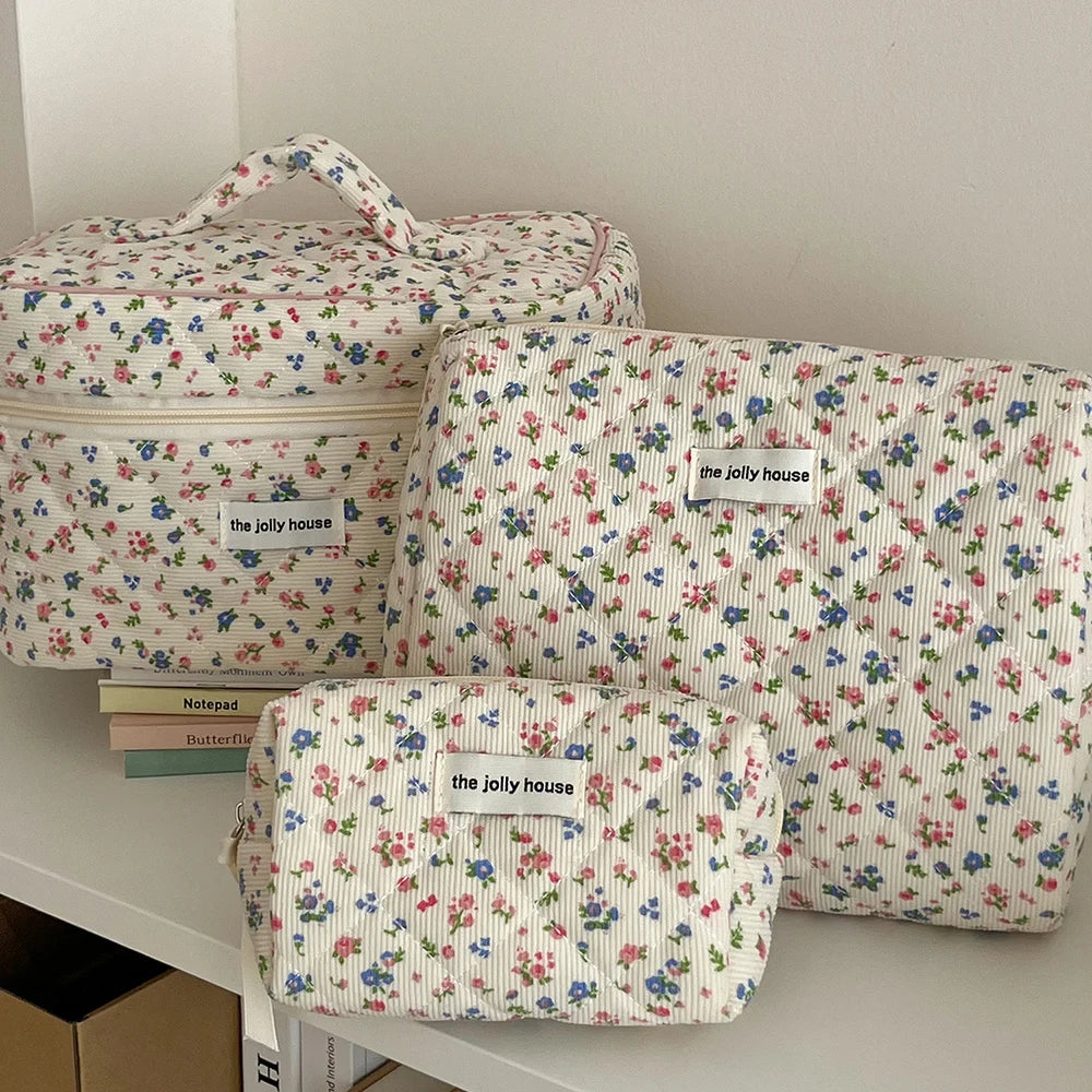 Trousse de Maquillage Fleurie Vintage - Sac en Coton Matelassé avec Fermeture Éclair, Organisateur Portable pour Voyage et Rangement - La Maison Cozy