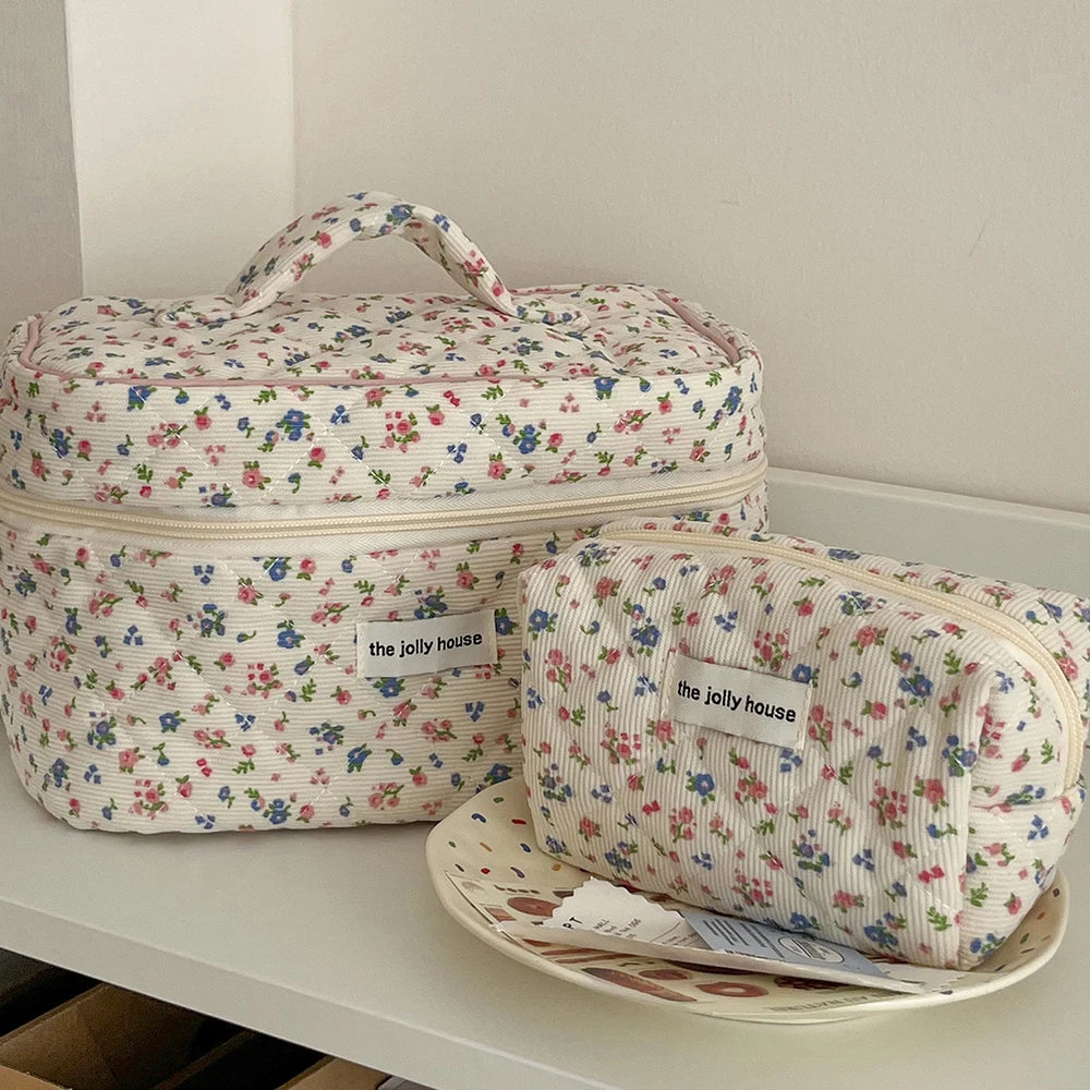 Trousse de Maquillage Fleurie Vintage - Sac en Coton Matelassé avec Fermeture Éclair, Organisateur Portable pour Voyage et Rangement - La Maison Cozy