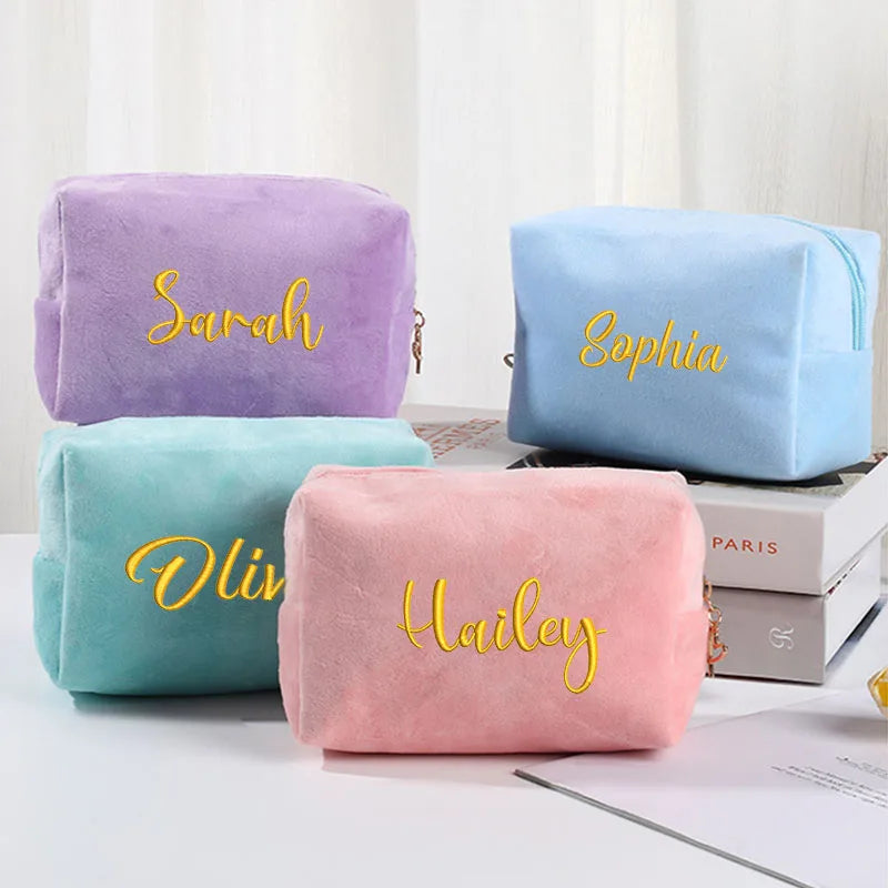 Trousse de Maquillage Personnalisée avec Broderie en Flanelle – Sac de Rangement en Velours à Grande Capacité avec Logo Personnalisé, Cadeau de Mariage ou d'Anniversaire - La Maison Cozy